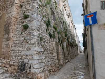 Tra il 1633 e il 1636 la struttura venne ampliata inglobando la medievale chiesa di San Matteo e parte della cinta muraria della cittadina, ben riconoscibile nella parte posteriore del complesso, su via Stefano Martino